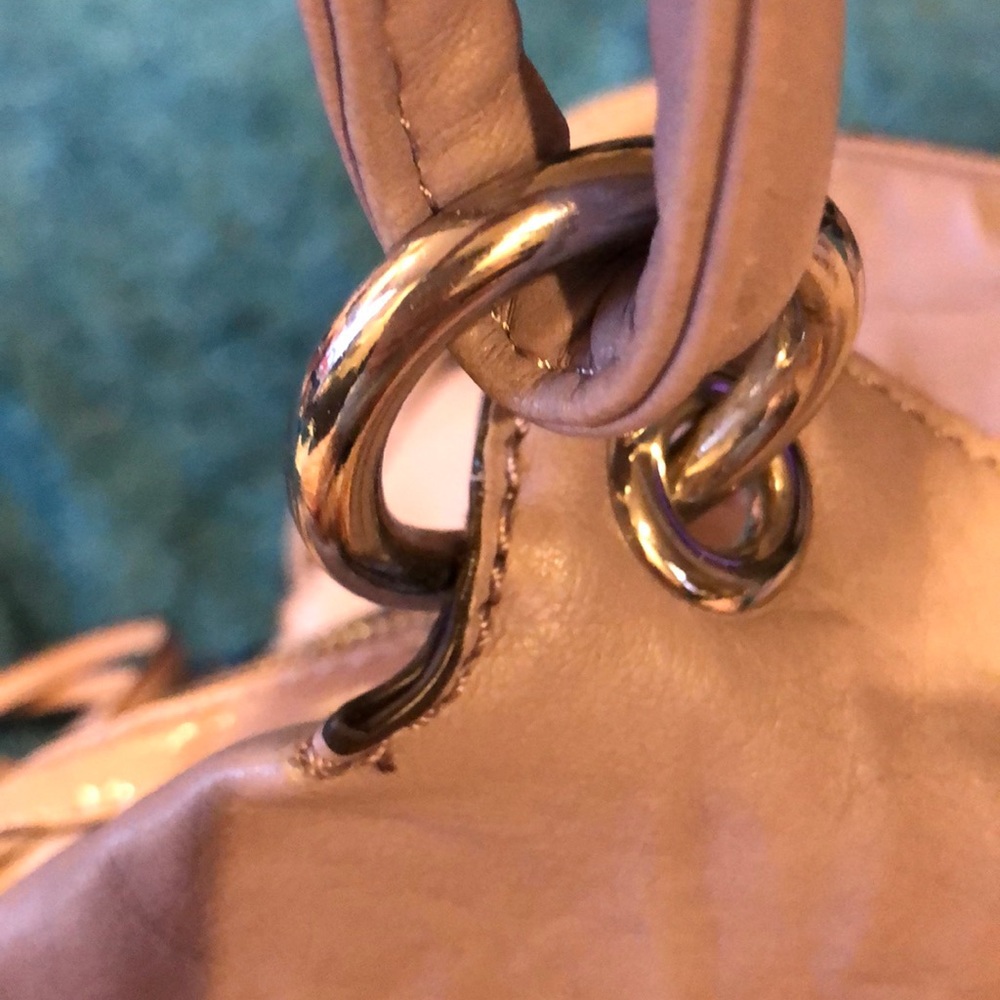 🔥GUESS HANDBAG🔥 - Picture 8 of 8